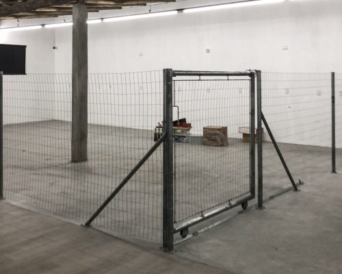 Tela soldada galvanizada instalada em área interna de galpão para separação e proteção de ambientes.