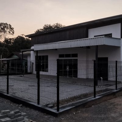 Gradil preto instalado no perímetro de um ponto comercial, com portão e fechamento completo da área.