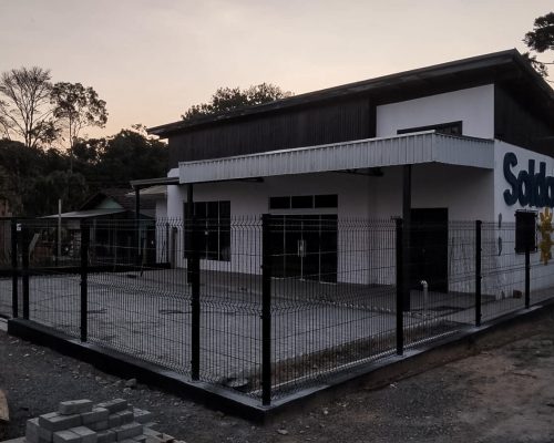 Gradil preto instalado ao redor para fechamento do perímetro.