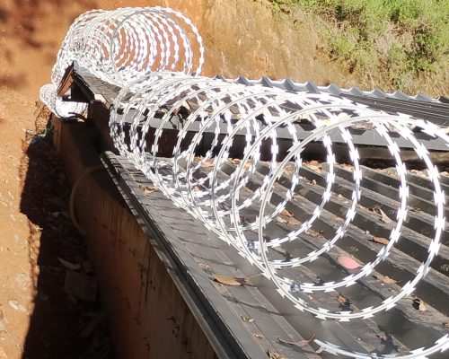 concertina instalada em muro comercial Balneário Camboriú SC