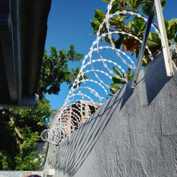 concertina instalada em muro residencial Balneário Camboriú SC