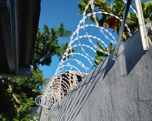 concertina instalada em muro residencial Balneário Camboriú SC
