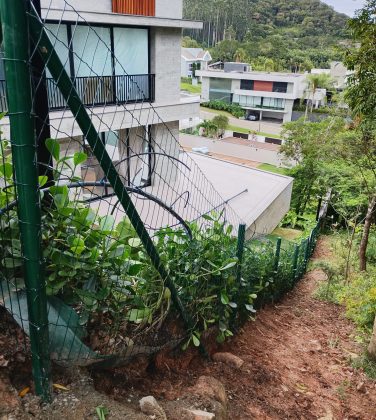 tela soldada instalada em condominio Praia Brava SC